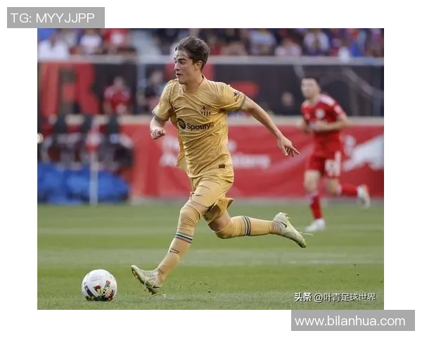 巴萨球星携子共赴足球场见证亲子时光展现温馨父爱