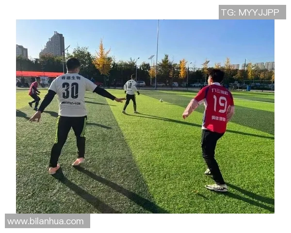 手握足球的世界巨星闪耀绿茵场展现非凡风采与无限激情